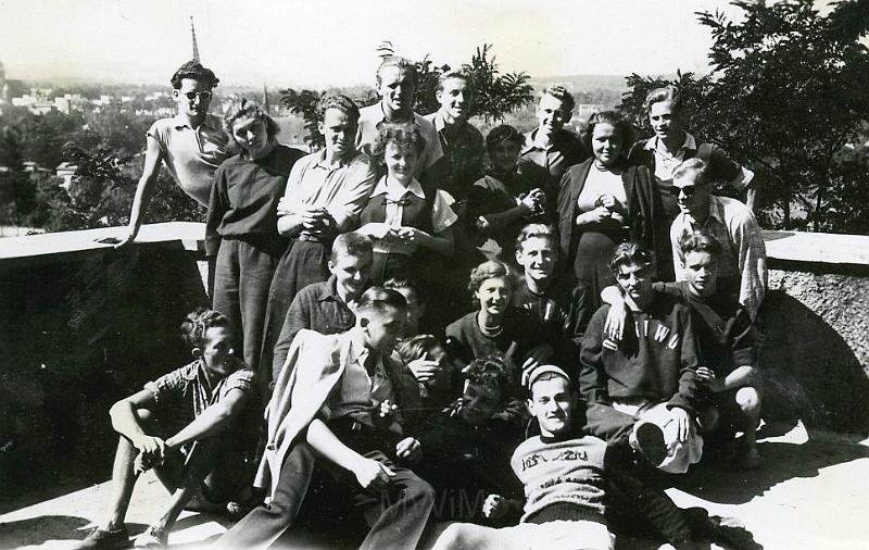 KKE 3456.jpg - Obóz sportowy ZS "Ogniwo w Cieszynie. od lewej stoi: trzeci Jan Rutkowski, Cieszyn, 1952 r.